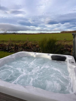 Luxury 3 bedroom country cottage with hot tub